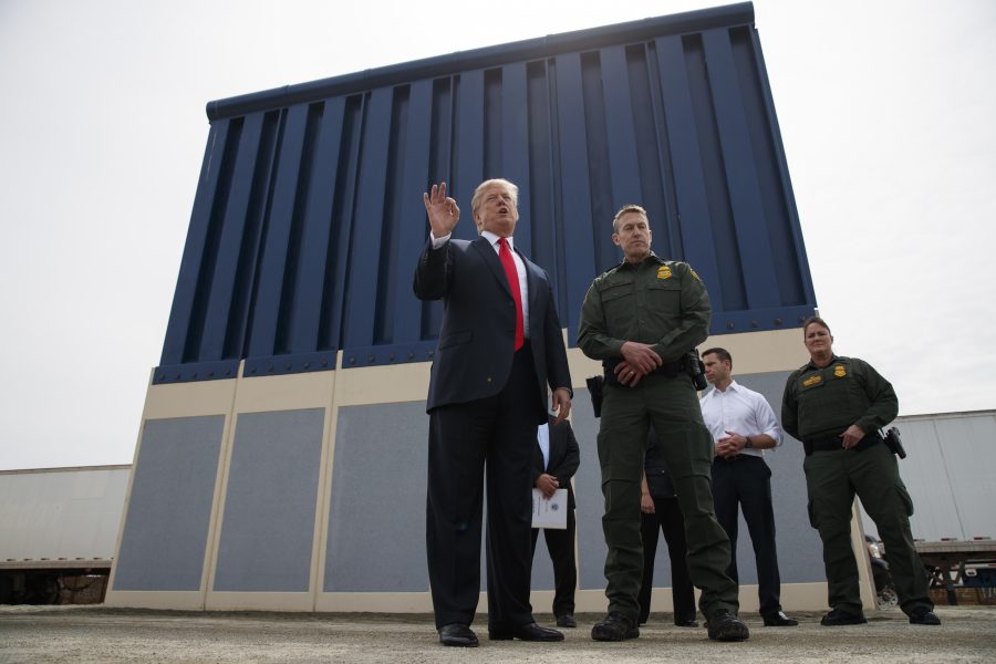 Donald Trump presenterar förslag till mur som ska byggas mot gränsen till Mexiko, mars 2018.