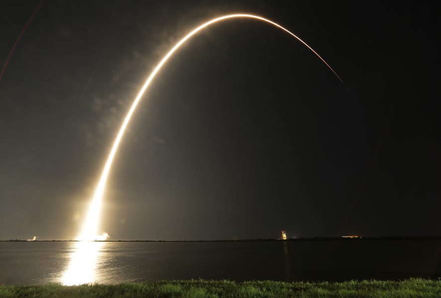 En Falcon-raket från Space X fotograferad vid uppskjutningen från Cape Canaveral Air Force Station i augusti.