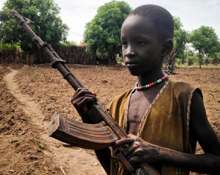 FN:s kommissionär för de mänskliga rättigheterna säger att över 9 000 barn har rekryterats som soldater under inbördeskriget.