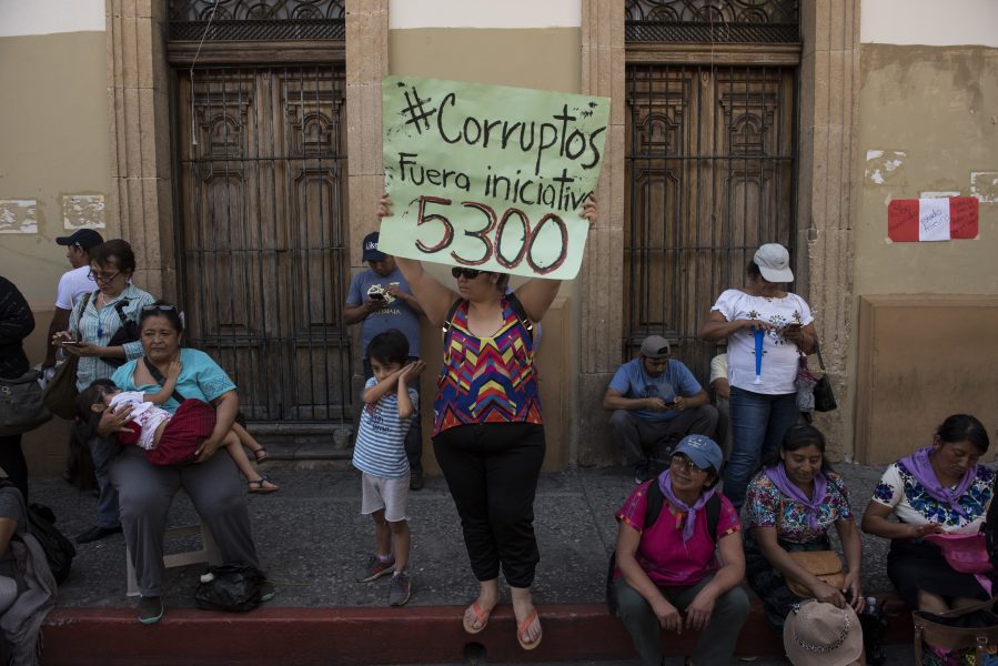 Demonstranter visar sitt missnöje i huvudstaden Guatemala (Ciudad de Guatemala) på onsdagen.