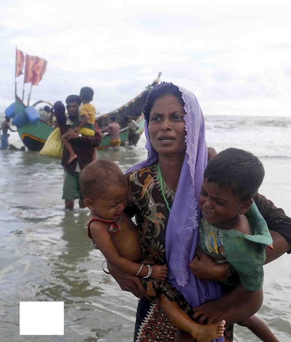 Rohingyaflyktingar anländer med båt efter att ha tagit sig över floden Naf, som skiljer Bangladesh och Burma åt.