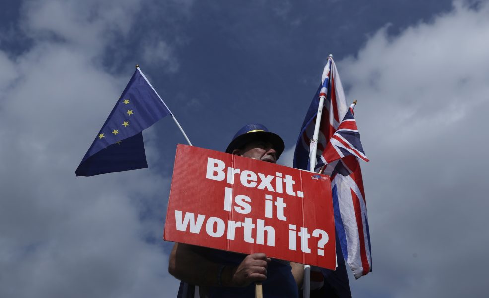 En demonstrant som vill stoppa brexit håller upp ett plakat utanför Westminster i London.