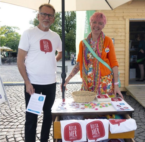 Anders Göransson och Lisbeth Pipping har pratat med hundratals människor vid #röstamermänskligt-kampanjens valbyrå på Millenniumplatsen.