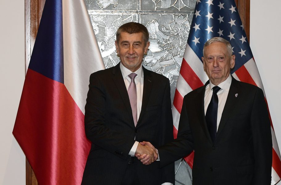 USA:s försvarsminister Jim Mattis skakar hand med den tjeckiske premiärministern Andrej Babis under sitt besök i Prag.