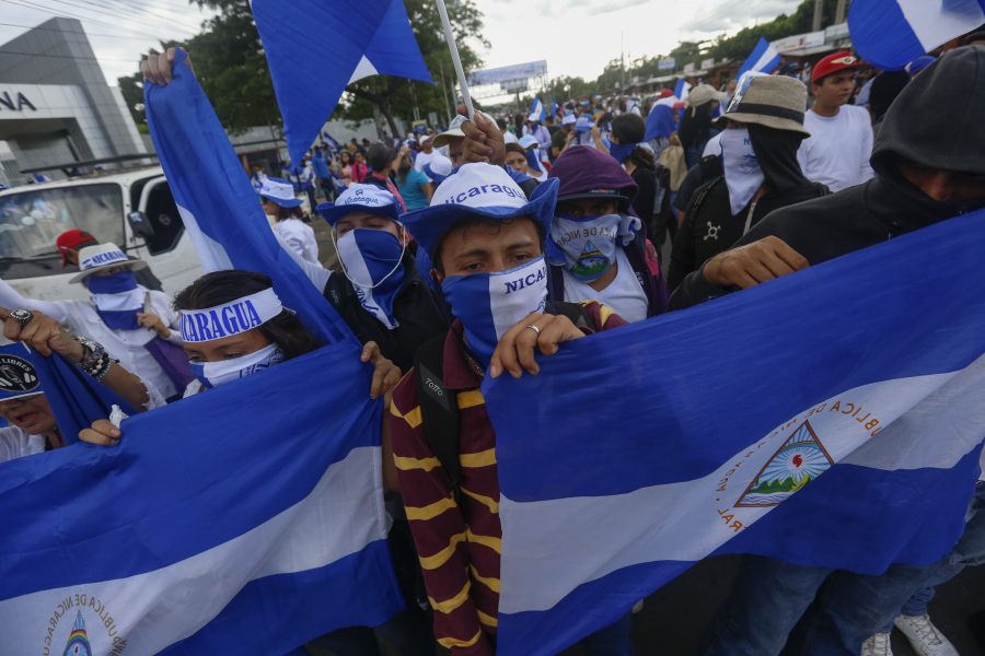 Regeringskritiska demonstranter tågar i Nicaraguas huvudstad Managua under en manifestation i onsdags.