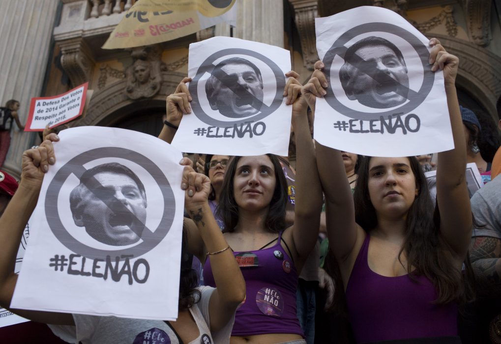 Under hashtaggen #EleNão (Inte honom) hölls demonstrationer mot presidentkandidaten Jair Bolsonaro runt om i Brasiliens städer på lördagen.