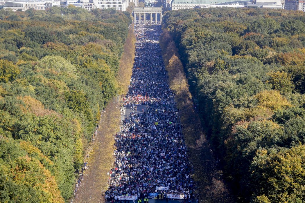   Markus Schreiber/AP/TT  | Jättedemonstrationen i Berlin mot hat och främlingsfientlighet och för solidaritet och inkludering.