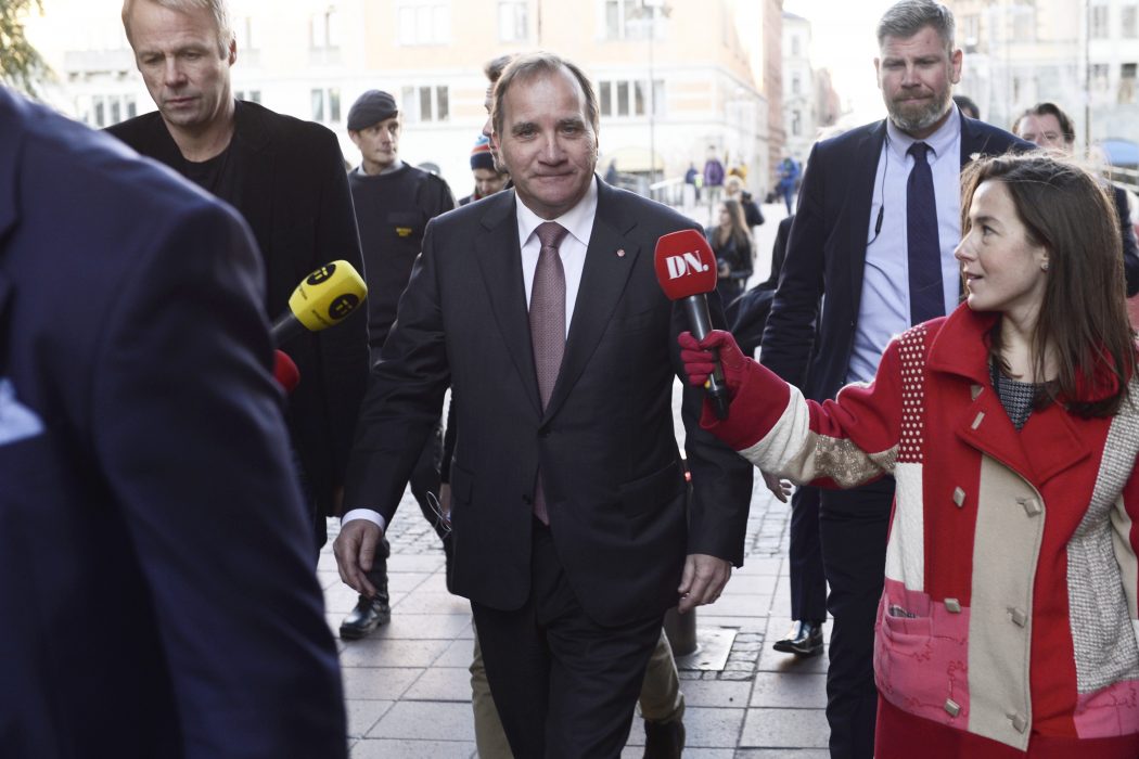 Stina Stjernkvist/TT | Socialdemokraternas partiledare Stefan Löfven (S) lämnar Sagerska palatset för att träffa riksdagens talman i riksdagshuset i Stockholm.