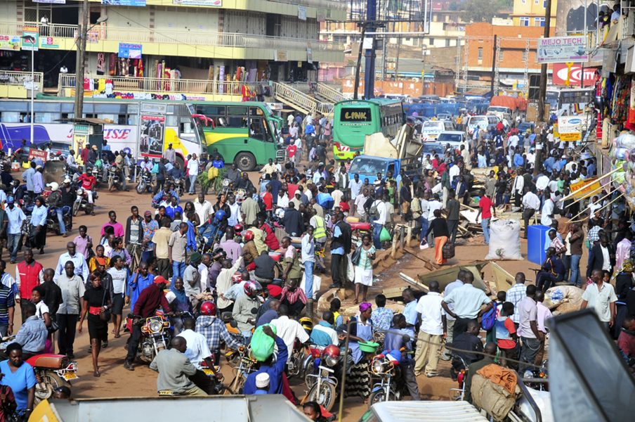 Ronald Kabuubi/AP | Många är bekymrade över trafikstockningarna och den stora mängden avfall i Ugandas huvudstad Kampala.