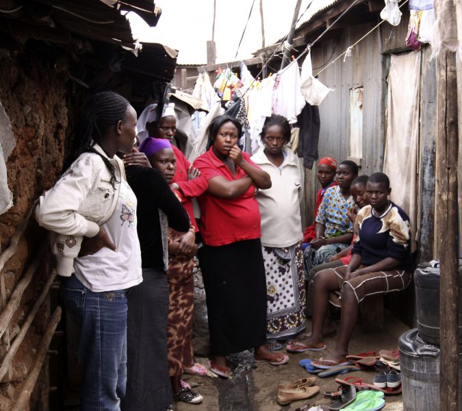 Khalil Senosi/AP Photo/TT | Gravida kvinnor väntar på besök hos barnmorska, Nairobi, Kenya.