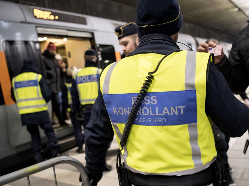Sverige och flera andra Schengen-länder har inför tillfälliga gränskontroller som en följd av flyktingkrisen 2015.