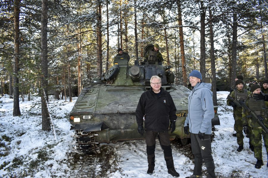Tomas Bengtsson/TT | Sveriges försvarsminister Peter Hultqvist och hans norska kollega Frank Bakke-Jensen på besök hos svenska soldater under den stora Nato-övningen i Norge.