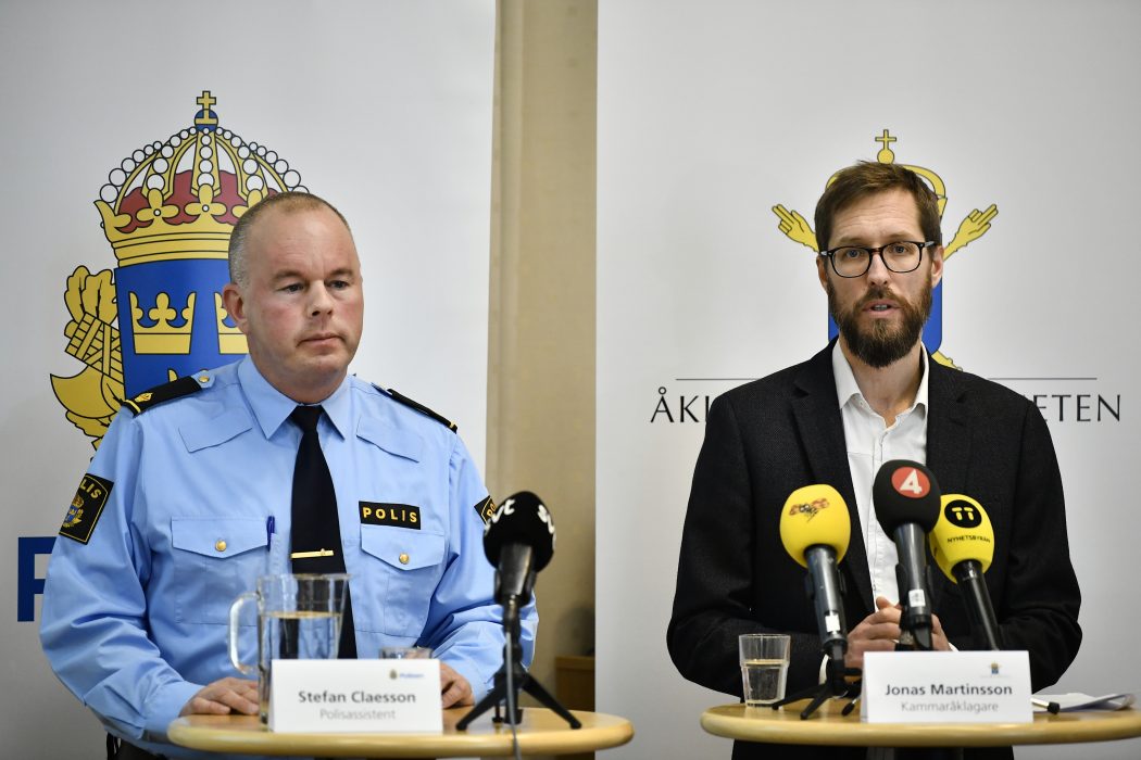 Björn Larsson Rosvall/TT | Polisassistent Stefan Claesson och kammaråklagare Jonas Martinsson vid en presskonferens i samband med att 17 personer åtalas för våldsamt upplopp och hets mot folkgrupp vid Nordiska motståndsrörelsens demonstration i Göteborg den 30 september 2017.