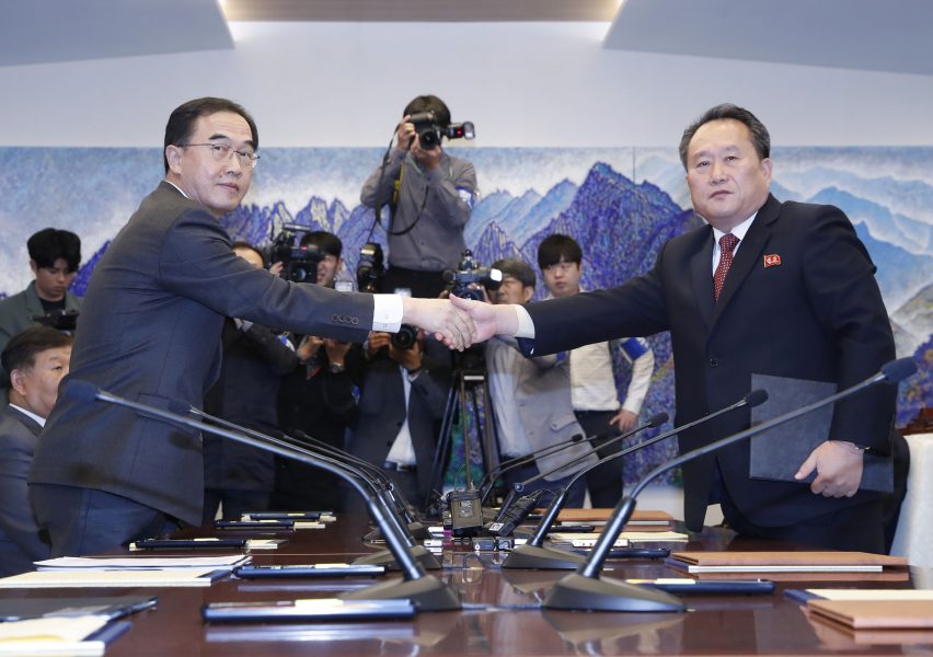 AP/TT | Sydkoreas återföreningsminister Cho Myoung-Gyon skakar hand med sin motpart Ri Son Gwon.