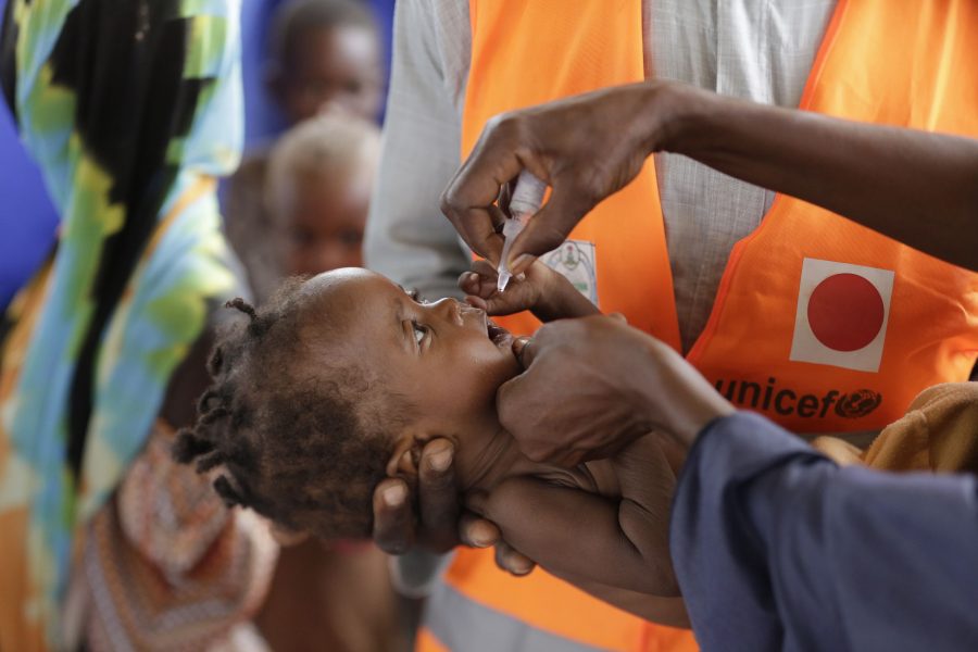 Sunday Alamba/AP/TT | Personal från Unicef ger ett litet barn poliovaccin vid ett flyktingläger i Maiduguri i Nigeria.