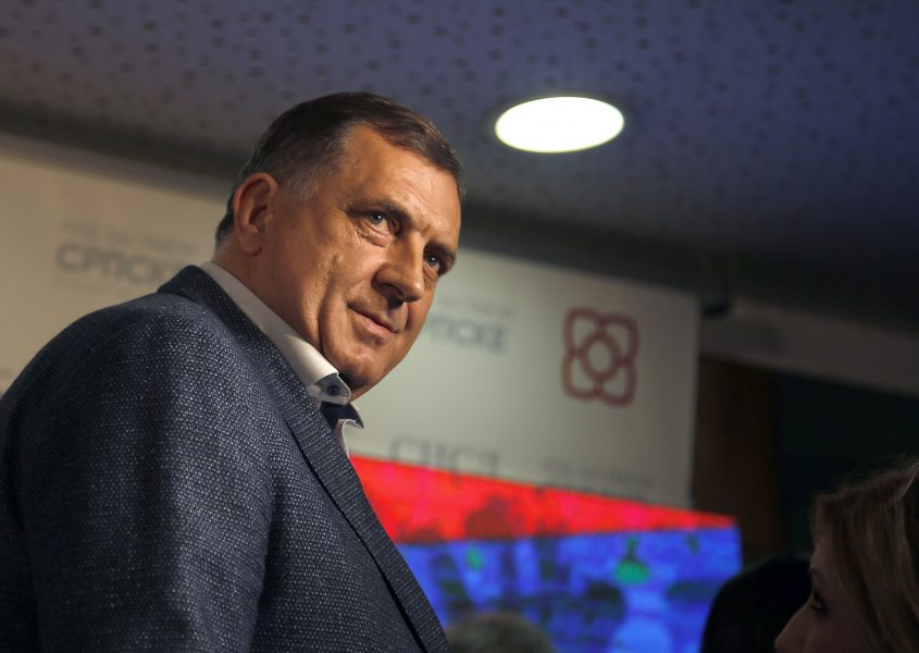 Milorad Dodik utropade seger på en presskonferens i Banja Luka på söndagskvällen.