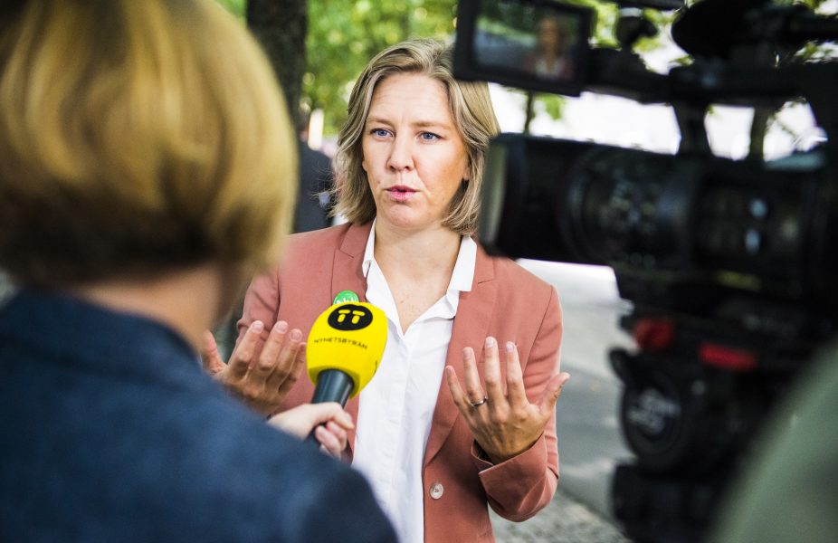 Hanna Franzén/TT | Miljöminister Karolina Skog (MP) ser EU-kommissionens plastförslag som en början och hoppas kunna lägga till ytterligare produkter till listan framöver.