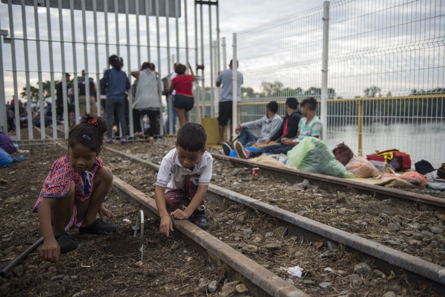 Oliver de Ros/AP/TTTvå barn från Honduras leker vid tågspåren invid gränsen mellan Guatemala och Mexiko, i Ciudad Hidalgo, på lördagen.