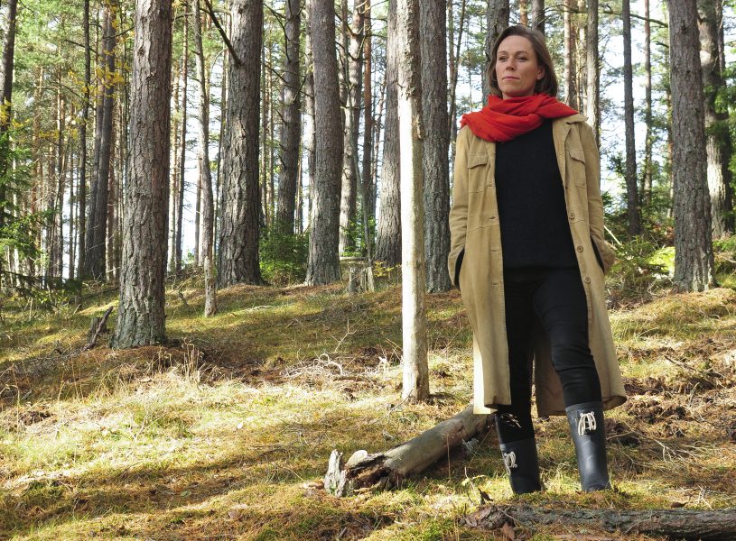 Artur Nordfors Kowalski | Linda vandrar runt i den vackra skogen precis intill där de kommer att bygga ekobyn Tallberget.