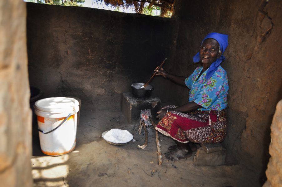 Charity Chimungu Phiri/IPS | Felistas Ngoma, 72, från Nkhamenya i distriktet Kasungu i Malawi förbereder mat.