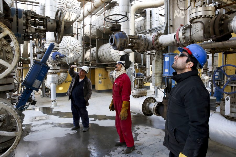 Vahid Salemi/AP | Blockeringen av iransk olja är ett sätt att förvärra en redan allvarlig situation, menar Helima Croft, oljemarknadsalaytiker vid RBC Capital.