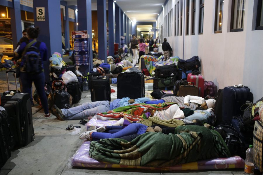 Flyktingar från Venezuela sover på marken vid gränsen till Peru.