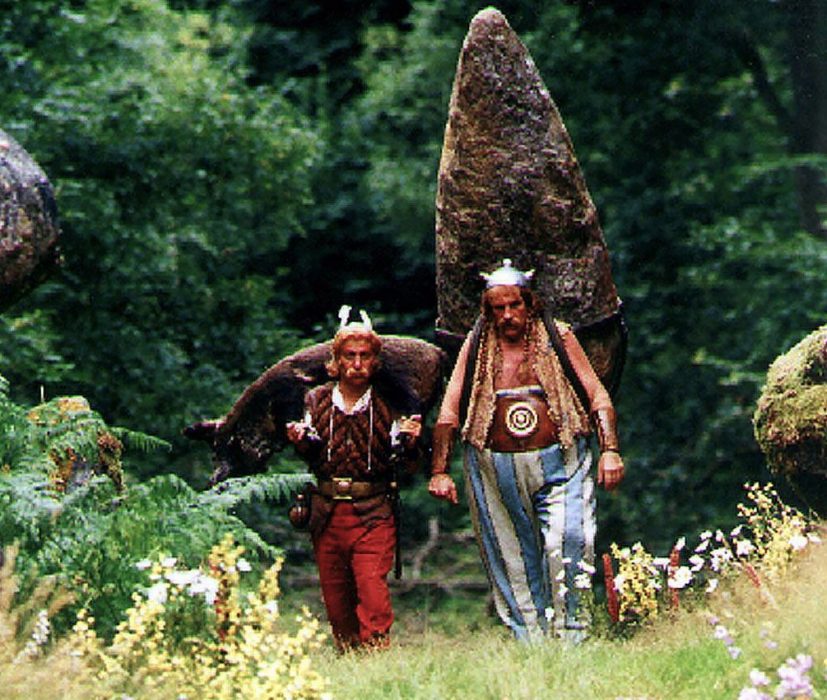 AP/TT | Asterix och Obelix, i Christian Claviers och Gerard Depardieus version, på väg genom skogen.