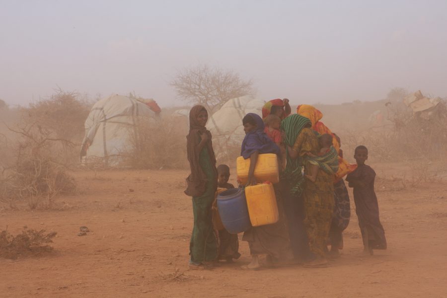 Foto: James Jeffrey/IPS | Flyktingar i ett läger utanför Gode i Etiopien har hamnat i en sandstorm.
