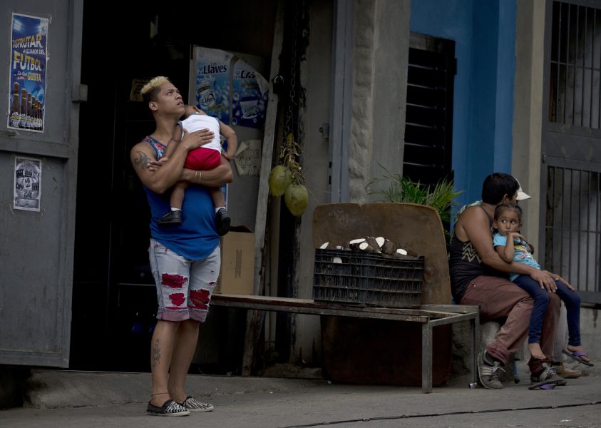 FN:s människorättsråd uppmanar Venezuela att ta emot humanitär hjälp.
