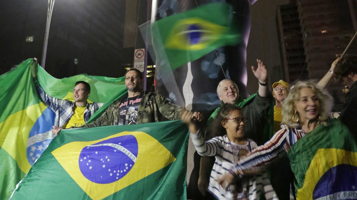 Anhängare till Jair Bolsonaro firar på Avenida Paulista i São Paulo efter segern i första omgången i söndags.