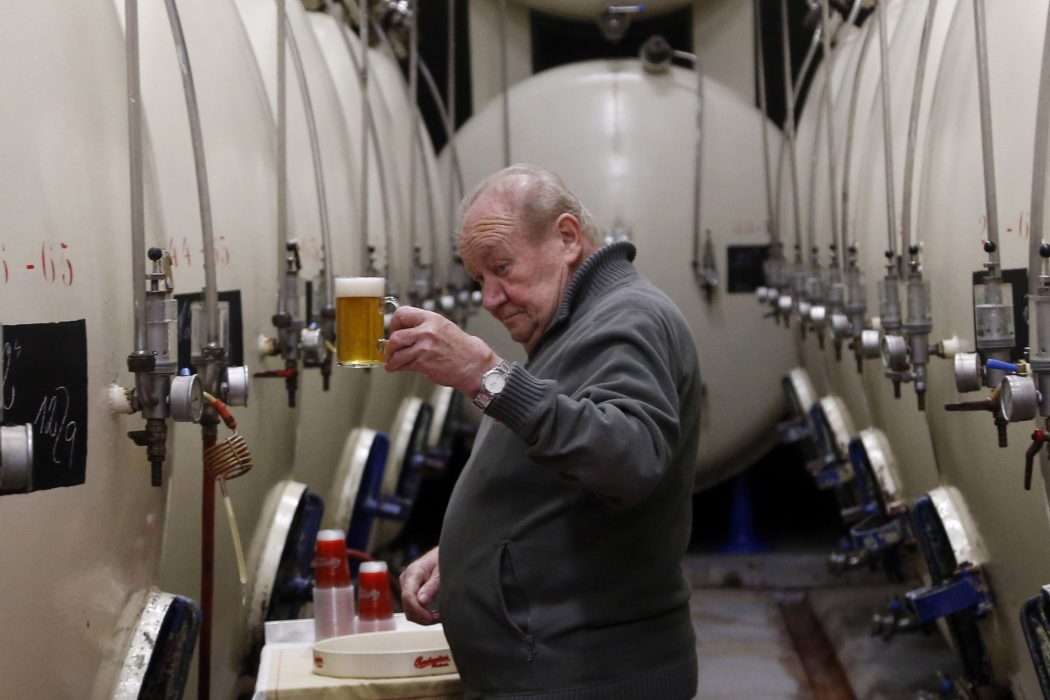 Petr David Josek/AP Photo/TT | Bryggarmästare synar ett glas Budejovicky Budvar.