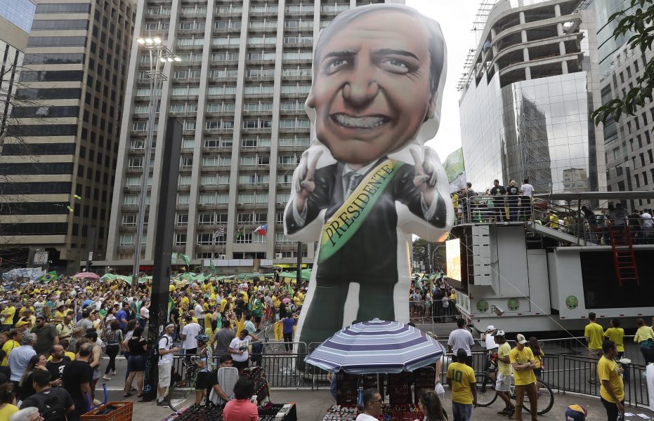 Bolsonaro-anhängare med en stor uppblåsbar docka av presidentkandidaten.