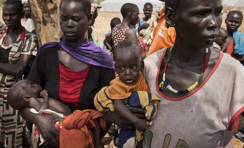 AP/TT | Abuk Garang (till höger) håller sin son William Deng och Adel Bol med sin dotter Akir Mayen på väg till matutdelning i Malualkuel i Sydsudan under fjolårets hungersnöd.