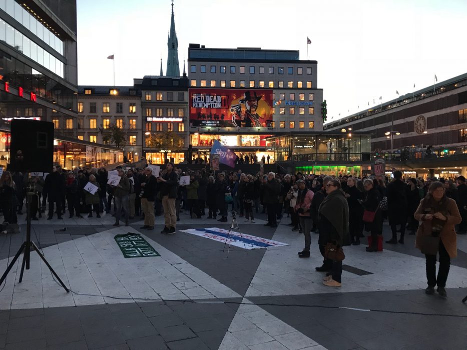 Foto: Charlotte Wester | Måndagen den 22 oktober samlades människor på Sergels torg för manifestationen "Rör inte vår allmännytta" och att visa stöd för hyresrätten som boendeform.