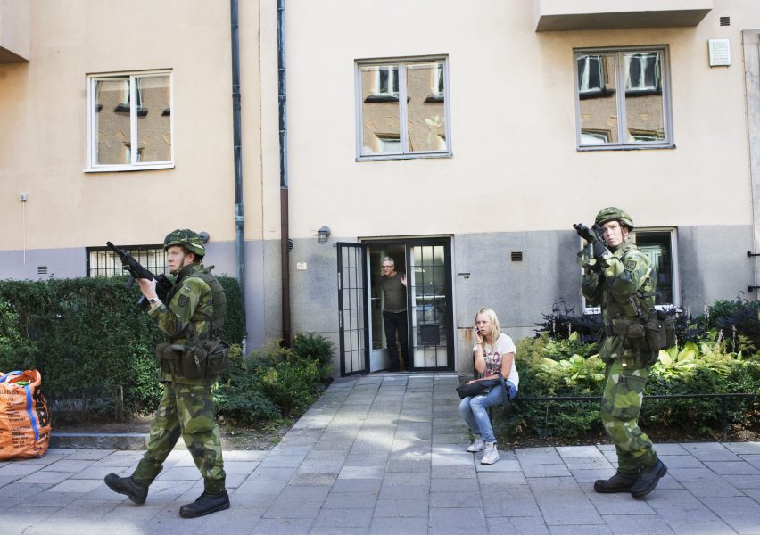 Mikael Andersson/SCANPIX | Soldater från Livgardet i Kungsängen övar sig på att röra sig i stadsmiljö i centrala Stockholm under en tre dagar lång militärövning, Operation Stockholm.