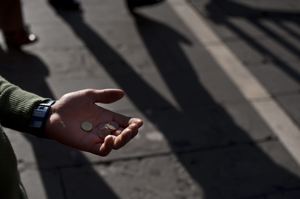 Alvaro Barrientos/ TT | Spansk polis har avslöjat ett tiggerinätverk där flera rumäner, varav många med handikapp, förts till Spanien där de tvingats tigga – ofta utklädda till mimare eller statyer.