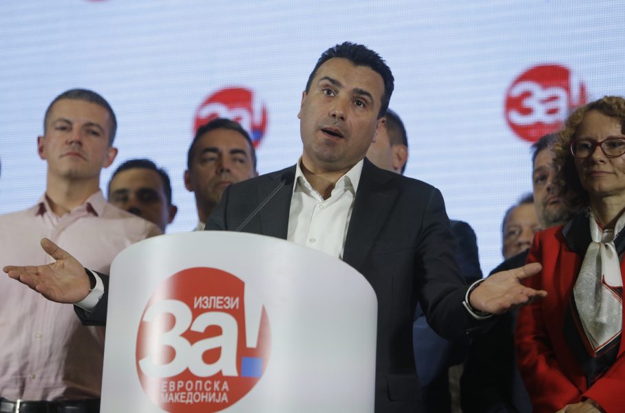 Makedoniens premiärminister Zoran Zaev gestikulerar medan han pratar med parlamentsledamöter om resultatet i folkomröstningen.