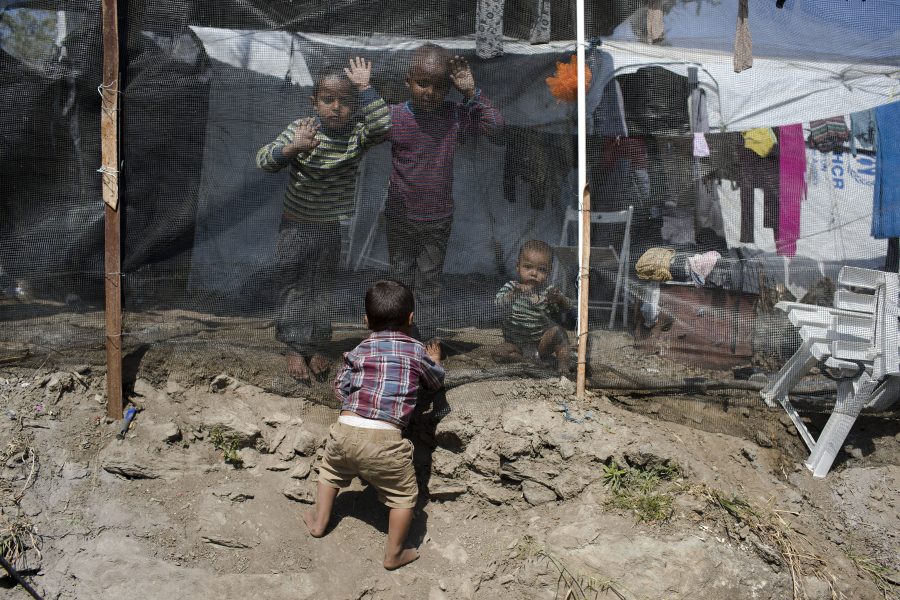 Det bor omkring 3 000 barn i flyktinglägret Moria på den grekiska ön Lesbos.