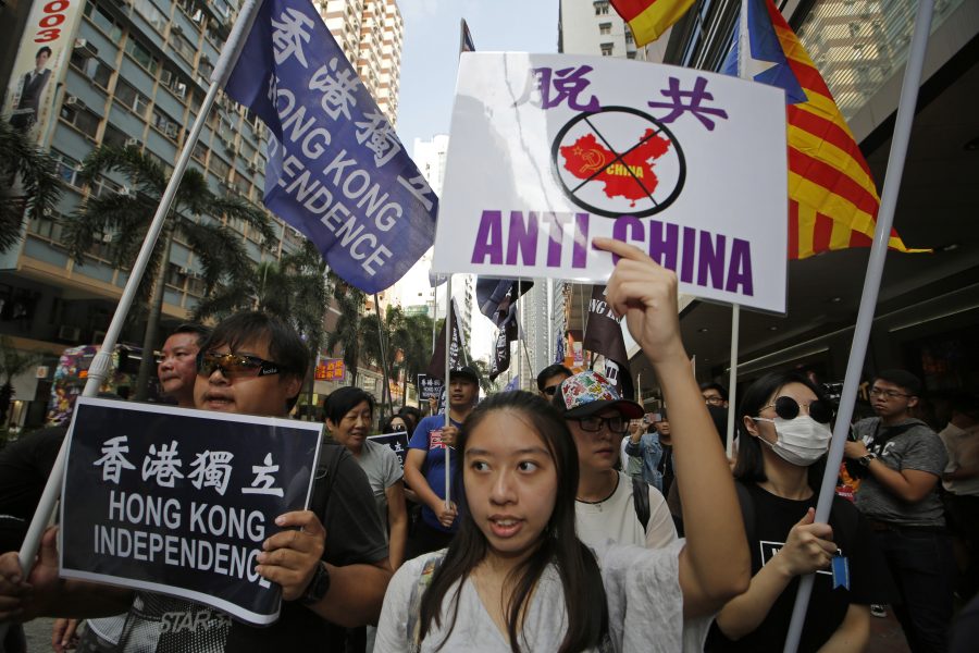 "Anti-Kina", står det på skylten som en protestant håller upp i Hongkong.