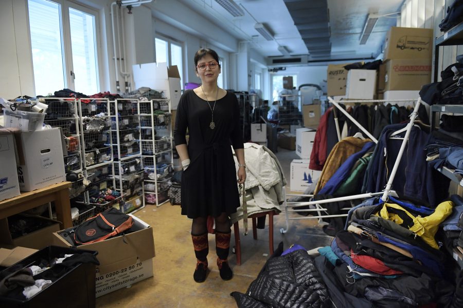 Janerik Henriksson/TT | Sepideh Erfani, föreståndare på Crossroads i Stockholm, som har ett lager för kläder och andra saker som de hemlösa behöver.
