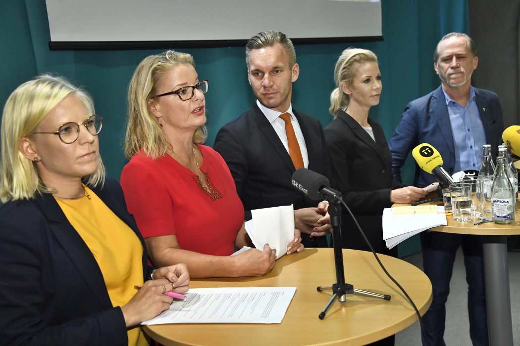 Claudio Bresciani/TT | Allianspartierna och Miljöpartiet håller en gemensam pressträff i samband med att Miljöpartiet säger ja till att styra Stockholms stad tillsammans med Alliansen.