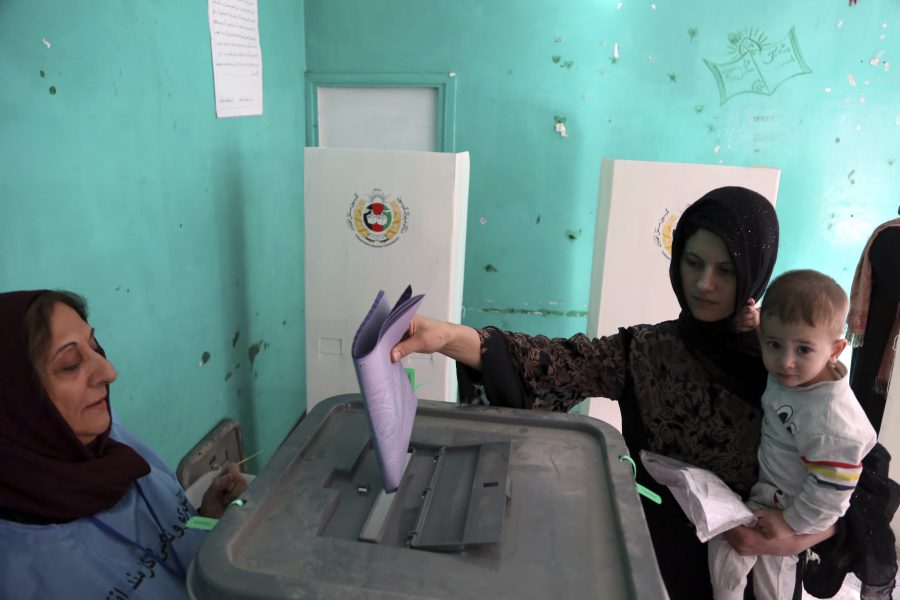 Rahmat Gul/AP/TT | En kvinna lägger sin röst i en vallokal i Kabul.