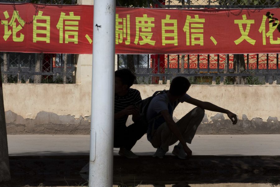 Människor ur den muslimska minoriteten uigurer har länge upplevt en repressiv politik från Peking.