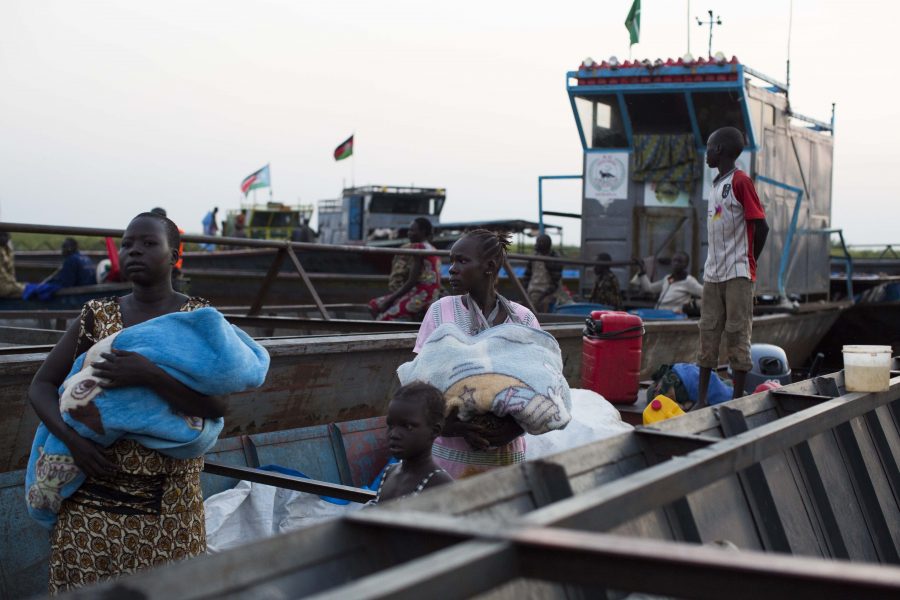 Två kvinnor anländer tillsammans med sina barn till Mingkaman i Sydsudan, ett land som varit drabbat av inbördeskonflikter sedan slutet av 2013.