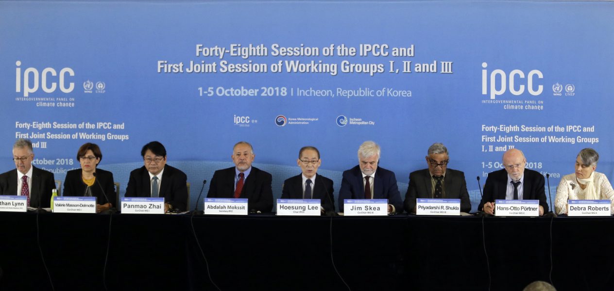 Ahn Young-joon/AP | FNs klimatpanel vid en presskonferens i Sydkorea om den nya rapporten.