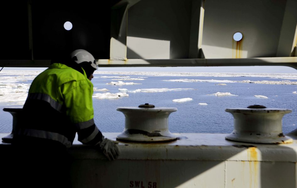 Jukka-Pekka Silander ser ut över isflaken i Beaufort Sea vid Alaska kust.