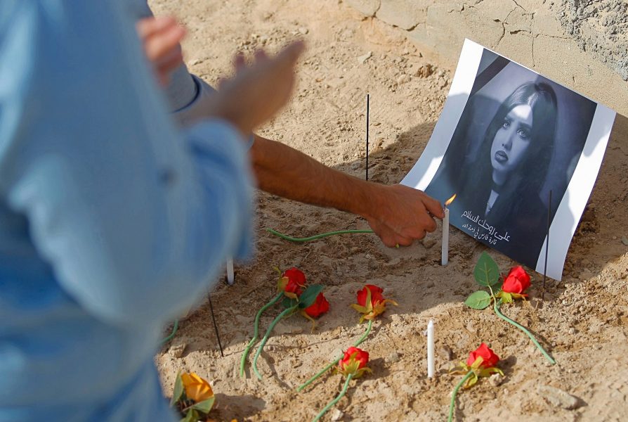 Anmar Khalil | Många fans samlades vid Tara Fares grav i Najaf i Irak för att hedra henne.
