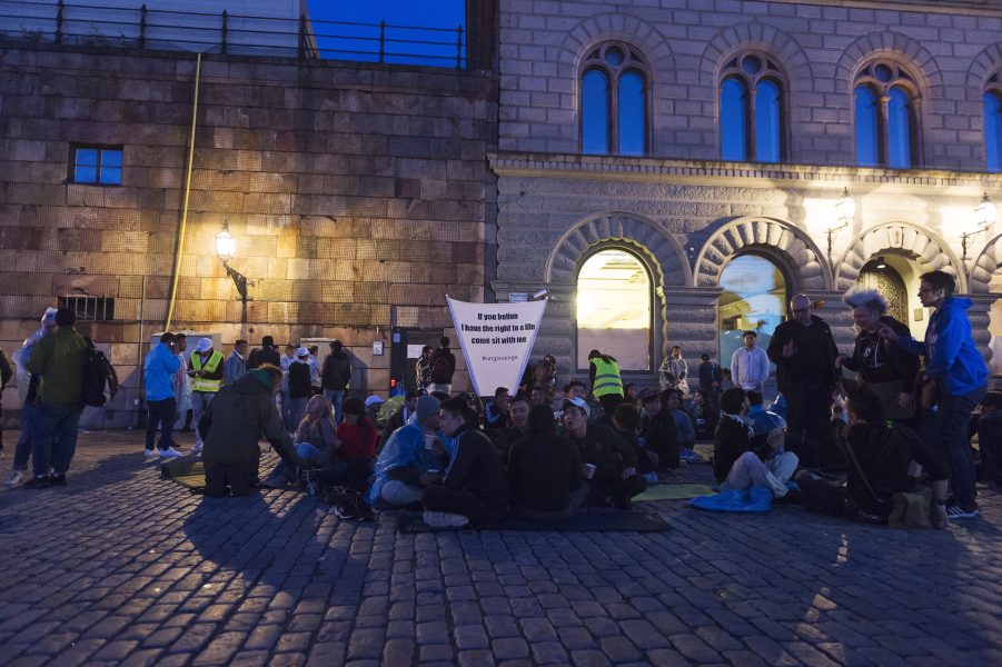 Ensamkommande demonstrerade i somras utanför riksdagen för att få stanna i Sverige.