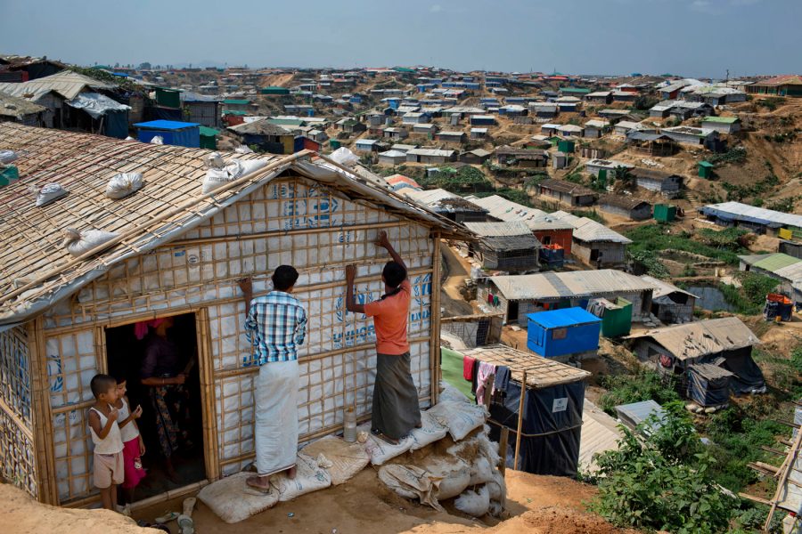 Rohingya-flyktingar bygger om sin bostad i flyktinglägret Kutupalong i Bangladesh inför monsunsäsongen.