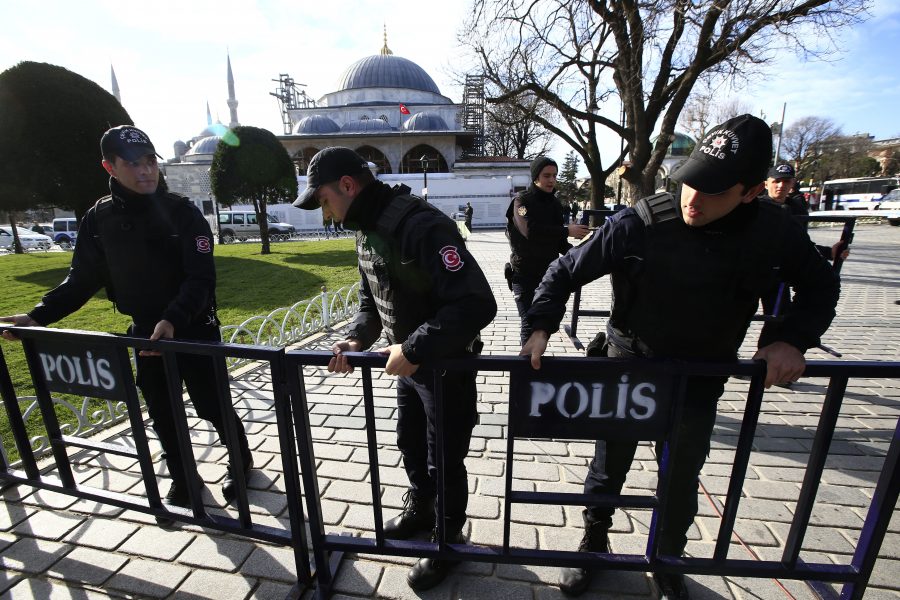 Lefteris Pitarakis/AP Photo/TT | Turkisk polis.